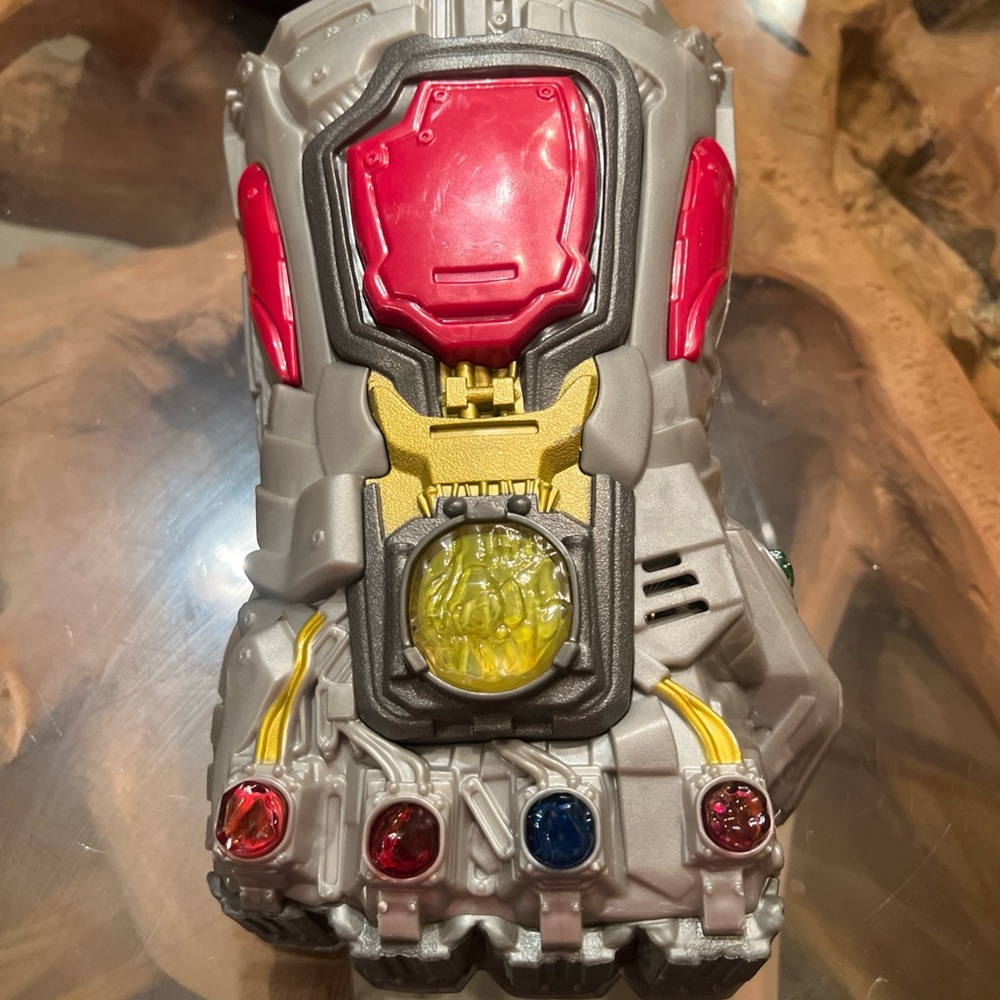 Marvel Avengers : Endgame Electronic Thanos Guantlet Fist Roleplay Toy Hasbro